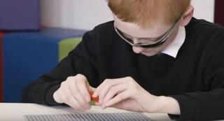 Lego lanza sus famosos ladrillos para que los niños ciegos aprendan a leer Braille