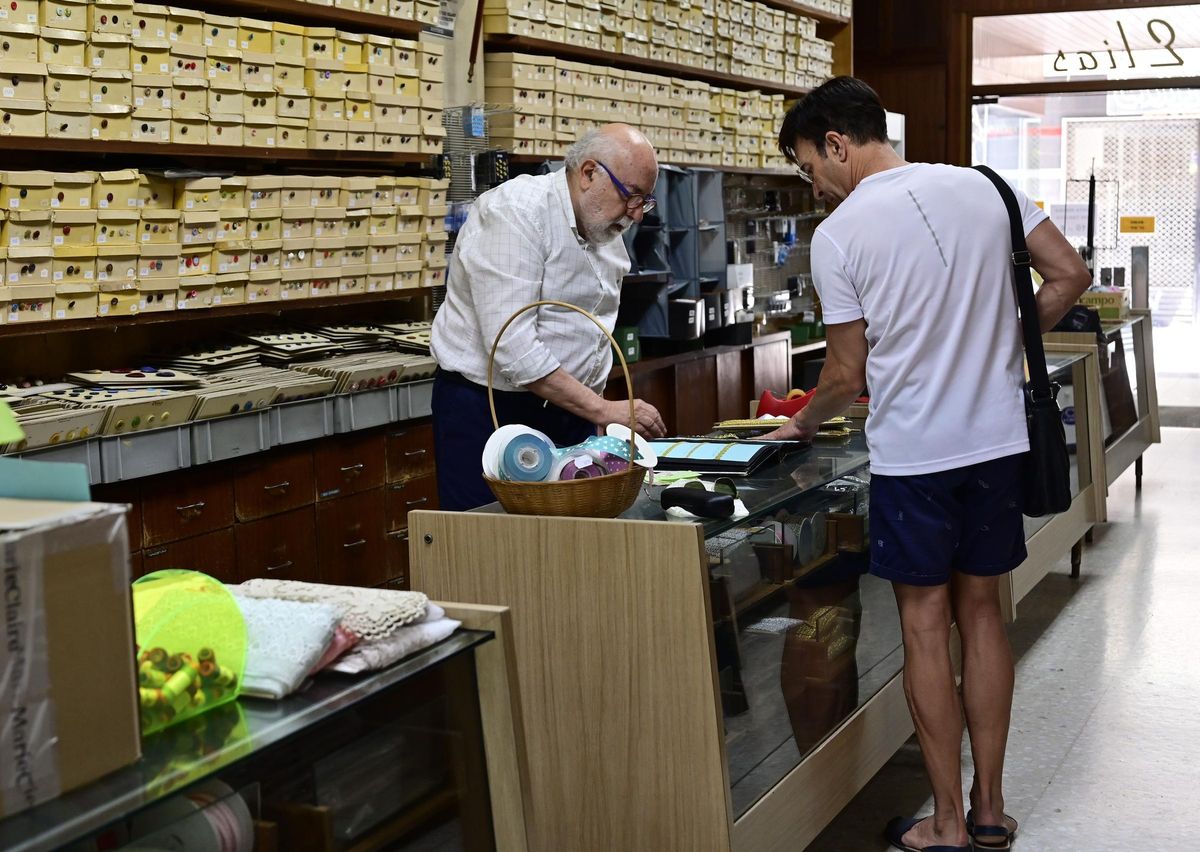 Antonio Prades atiende a un cliente el último día.