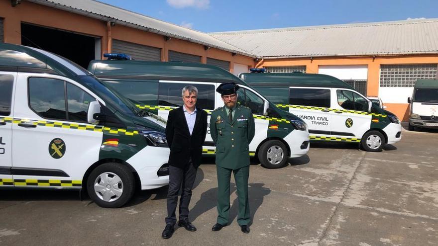 Vehículos entregados a la Guardia Civil.