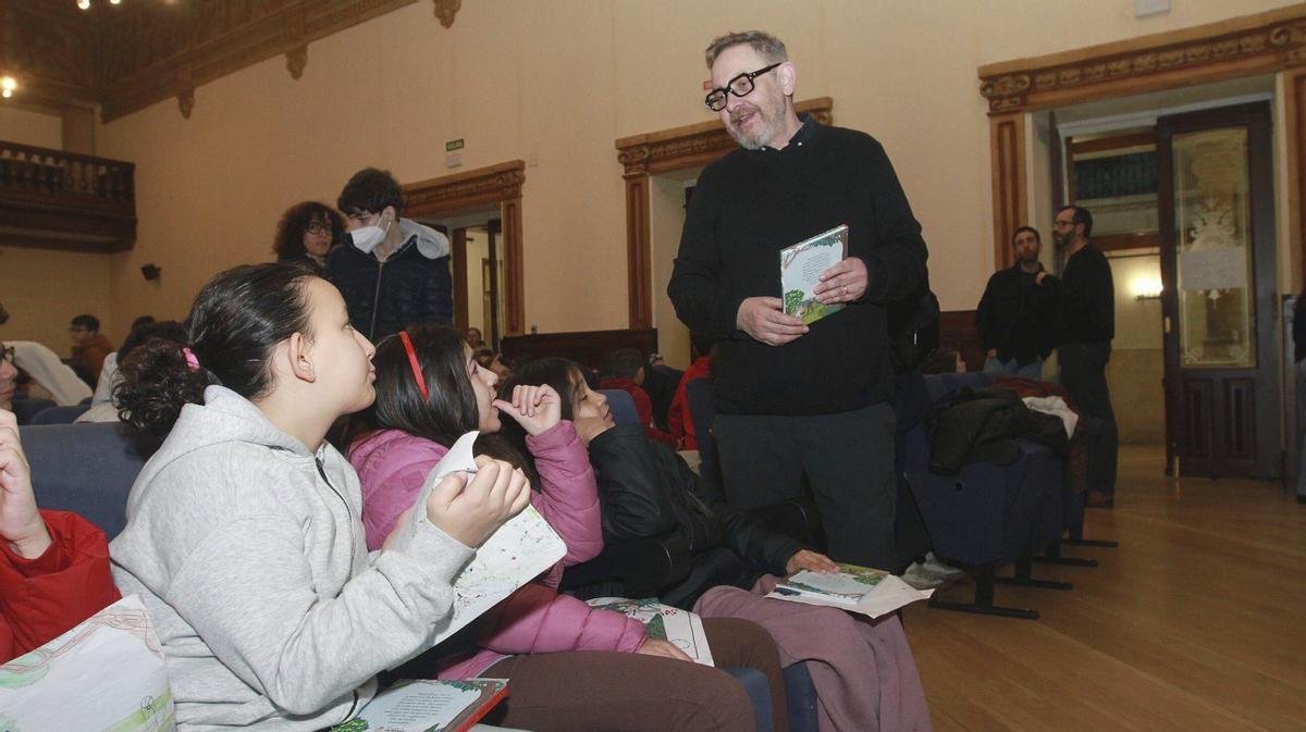 Ramón D. Veiga charla con algunas de las alumnas del primer encuentro literario. |  Iñaki Osorio