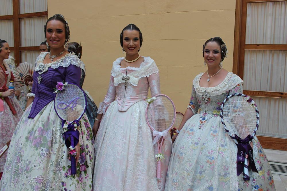 Tres generaciones de falleras en la Batalla de Flores