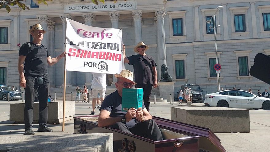 Sanabria lleva la protesta de las paradas del AVE de Zamora a Atocha y el Congreso en Madrid