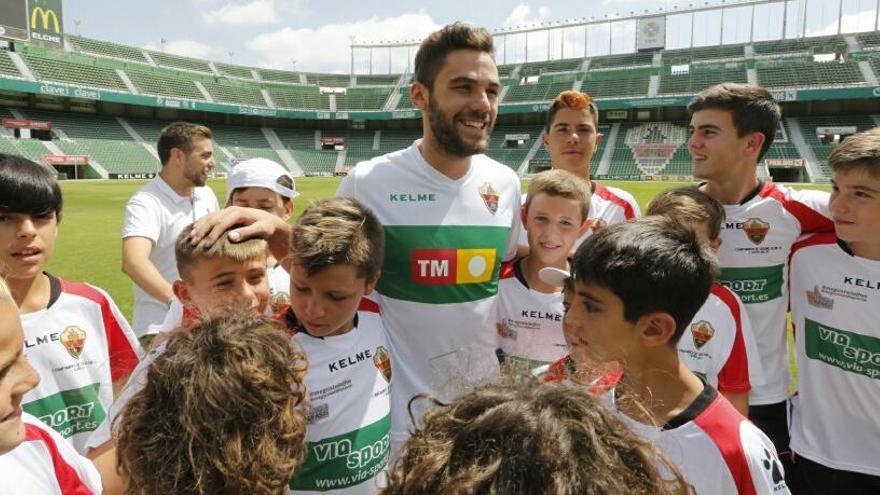 Lolo Plá, rodeado de niños del Campus del Elche en  L&#039;Alfàs del Pi, durante su presentación como nuevo jugador del Elche CF