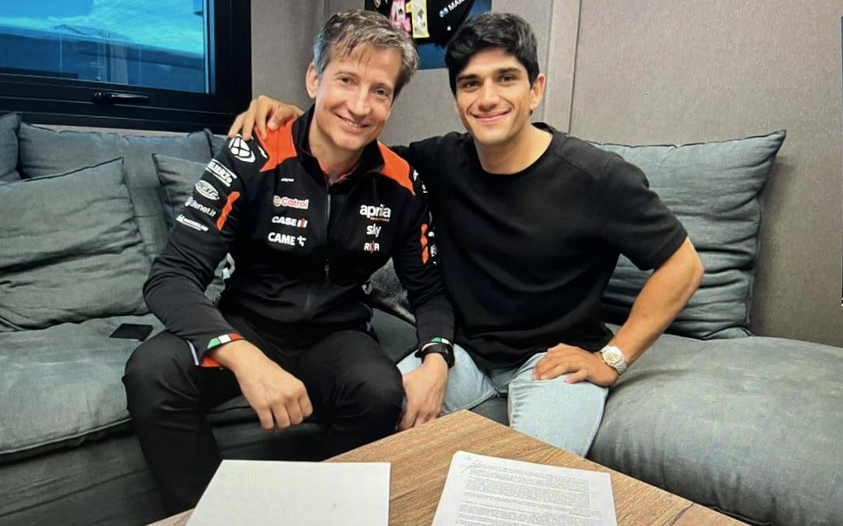 Massimo Rivola, CEO de Aprilia, y Jorge Martín, en el momento de firmar el contrato