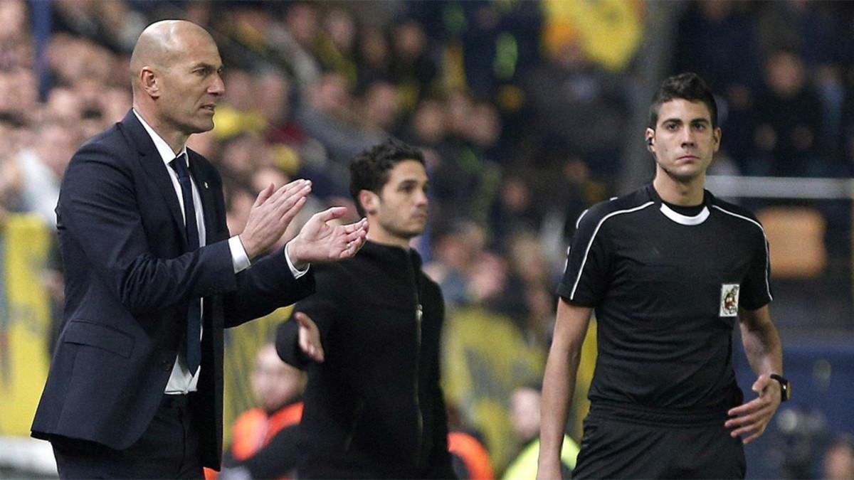 Zidane da órdenes a sus jugadores durante el Villarreal - Real Madrid de la Liga 2016 / 2017