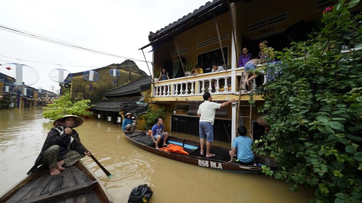 Las inundaciones que ha provocado el tifón Damrey en la ciudad turística de Hoi An, en la costa central de Vietnam