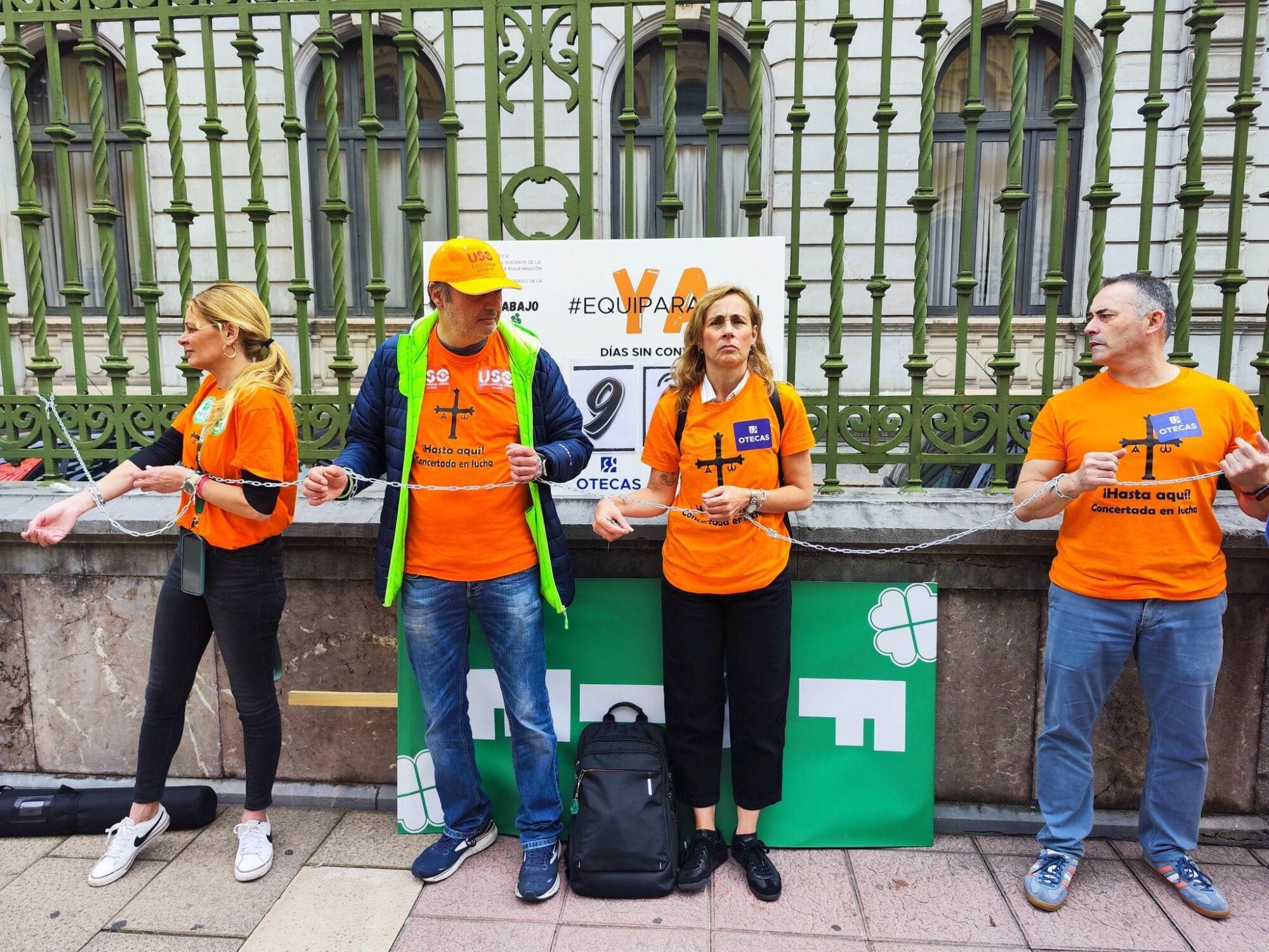Así fue la multitudinaria marcha naranja de la concertada en Asturias