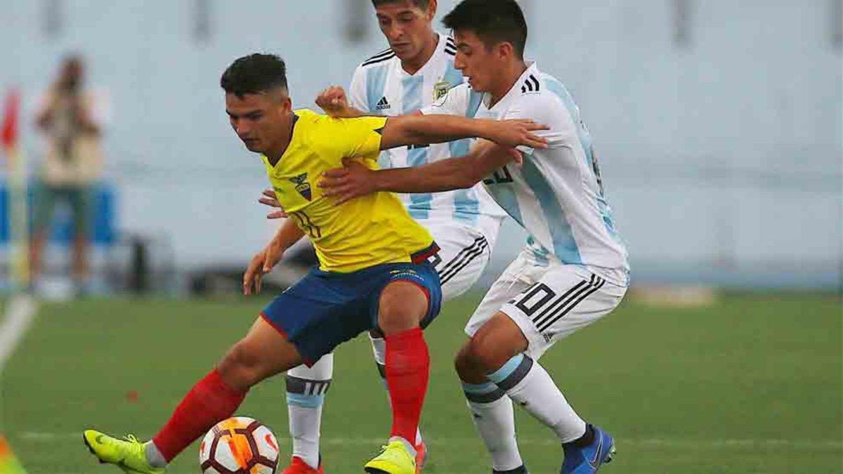 Thiago Almada, en un partido contra la selección de Ecuador