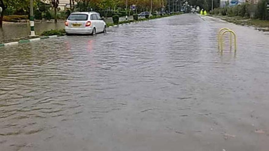 Una de las vías inundadas en Calp.