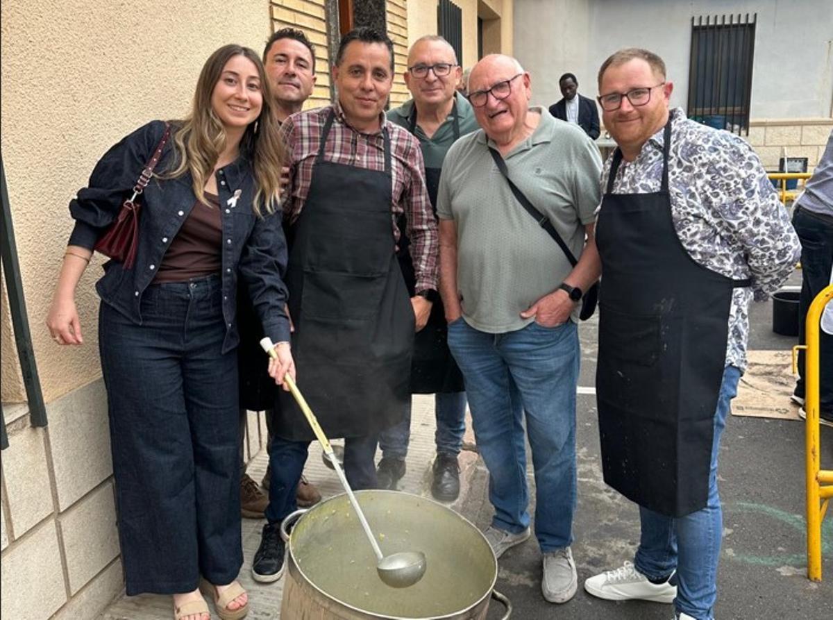 La alcaldesa, con los responsables del sabroso guiso.