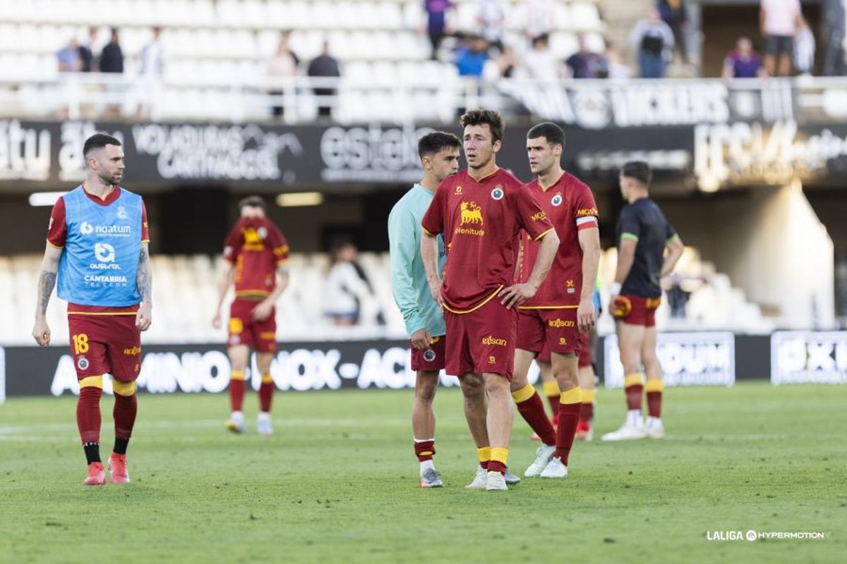 Los jugadores del Racing, desolados tras la derrota en Cartagonova