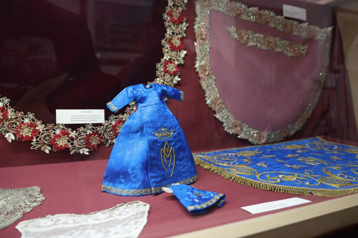 Galería | Así es la exposición de mantos de la Virgen de la Montaña Primigenia de Cáceres Galería | Así es la exposición de mantos de la Virgen de la Montaña Primigenia de Cáceres