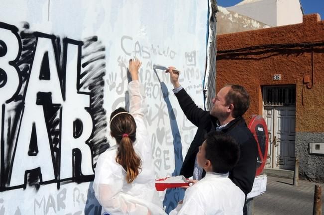 Vecinos de San Cristóbal pintan el nuevo mural