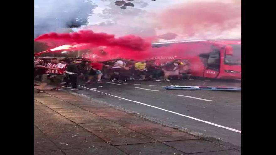 Inicio de los enfrentamientos de los ultras del Sporting contra la Policía antes del derbi
