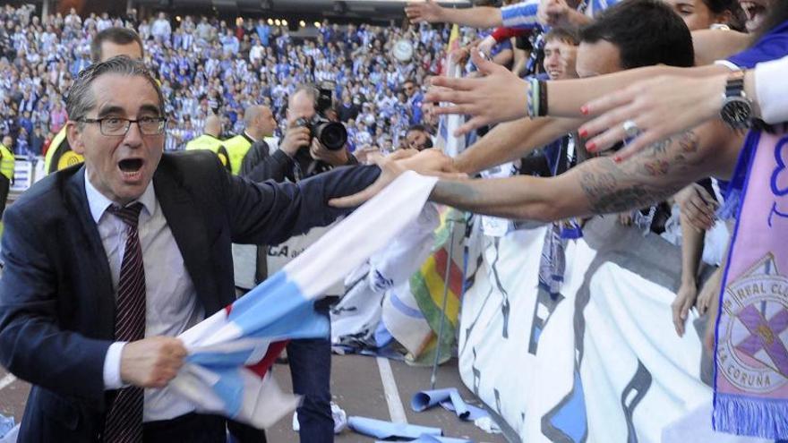 Fernando Vázquez corre por Riazor, mientras celebra con la grada el ascenso del Dépor a Primera en 2014.