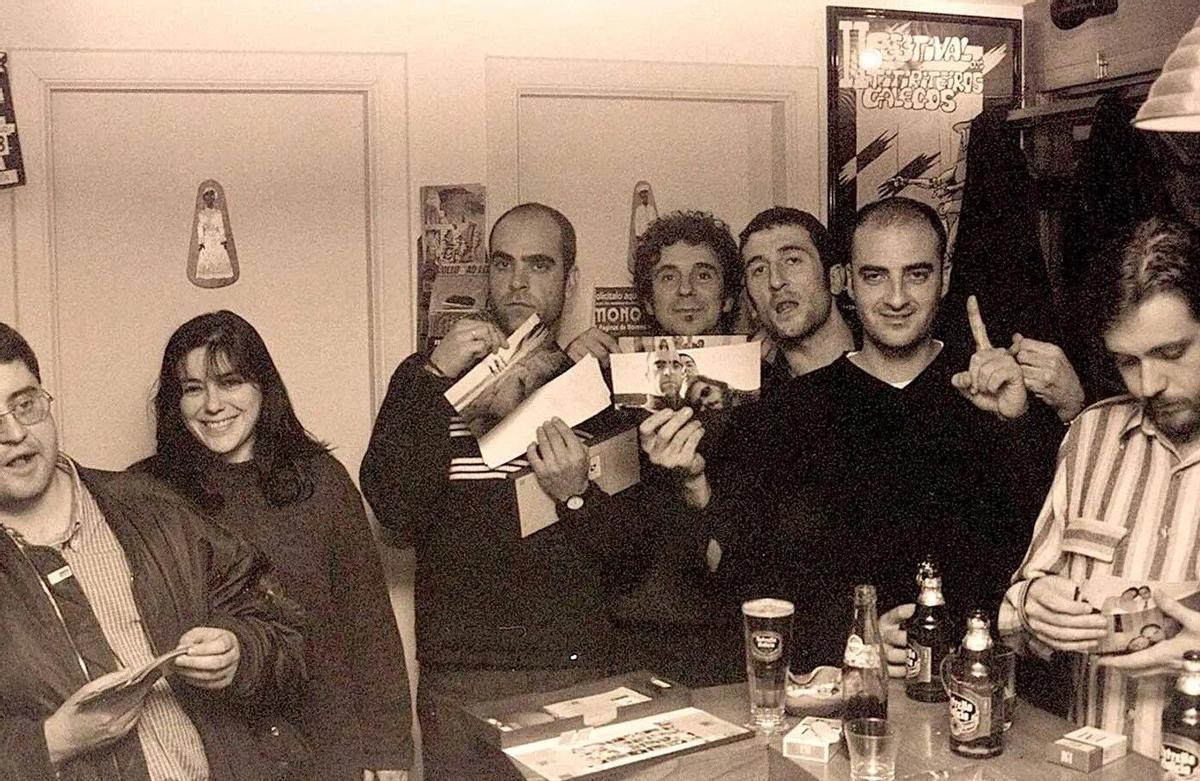 Una foto antigua del Pub Atlántico, con un joven Luis Tosar en el centro.