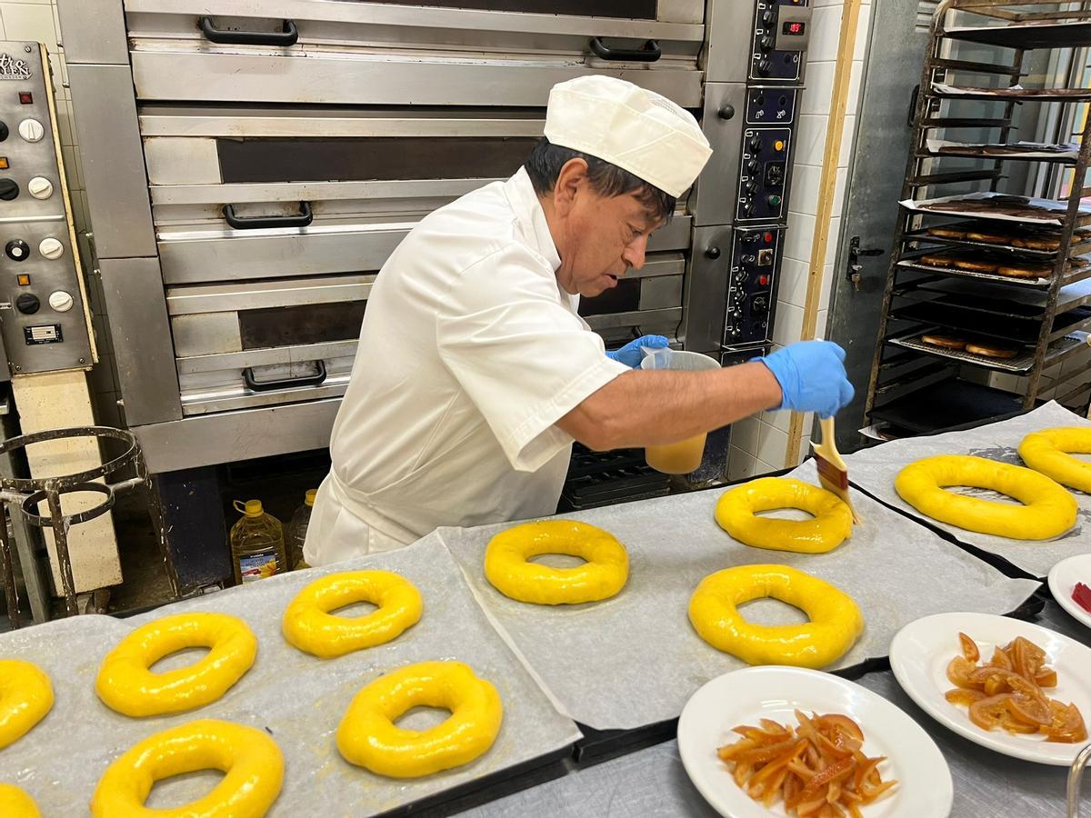 Así se hace un roscón de Reyes artesanal en Madrid: el paso a paso en el obrador de Viena Azul