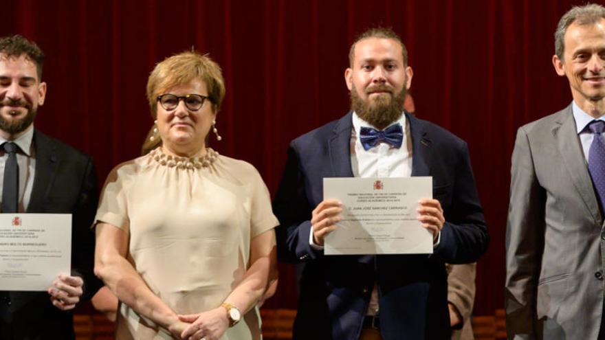 Álex Moltó, primero por la izquierda, tras recibir el diploma de parte de Pedro Duque