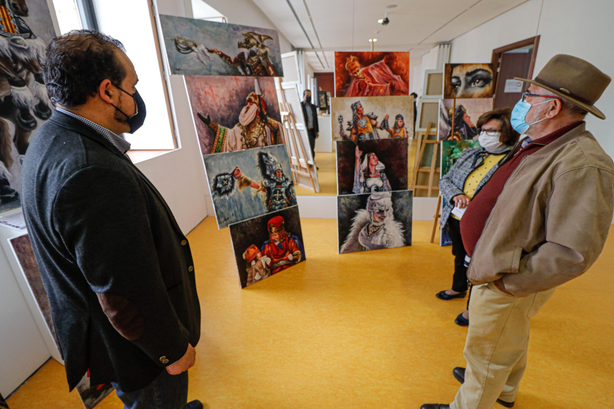 El IVAM acoge en Alcoy un mercadillo con obras de seis artistas locales que reflejan toda la esencia de los Moros y Cristianos