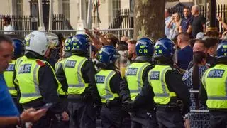 Más de 100 detenidos en Londres en las protestas 'ultras' por el acuchillamiento mortal de tres niñas