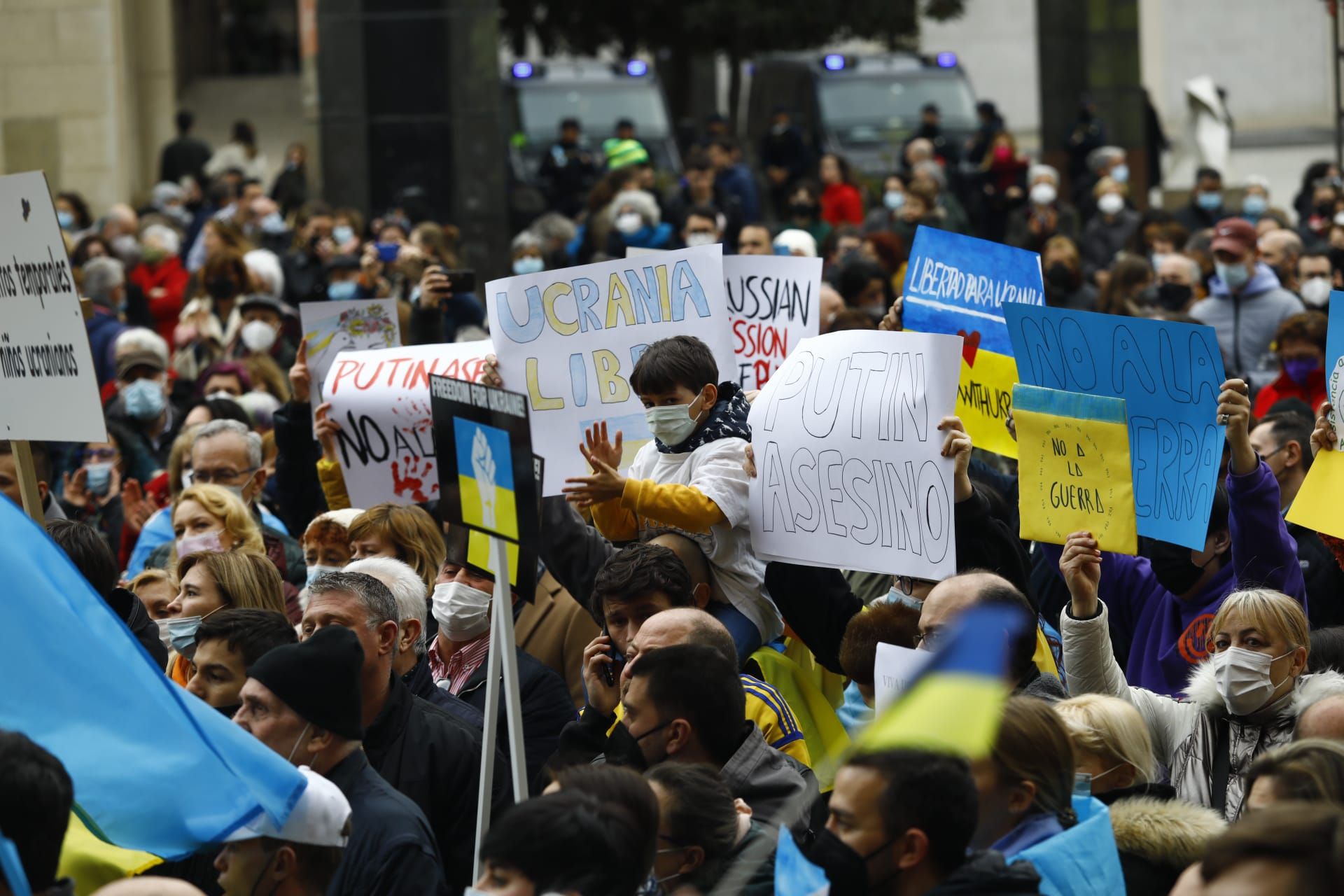 FOTOGALERÍA | Manifestación en solidaridad con Ucrania en la plaza del Pilar de Zaragoza