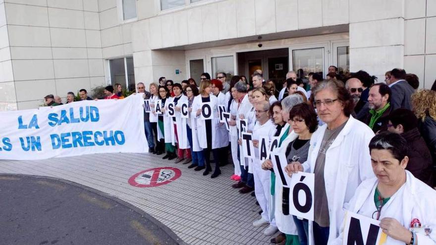 Miembros de la Junta de Personal de Cabueñes y usuarios, ayer, protestando a las puertas del centro.