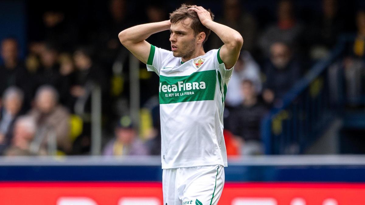 Aleix Febas se lleva las manos a la cabeza durante el Villarreal-Elche