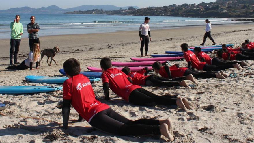 Patos retoma los bautismos de surf para 110 escolares