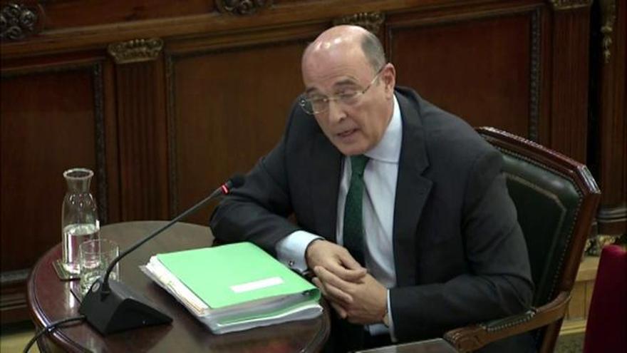 De los Cobos: «La resistència passiva es va tornar activa quan els policies arribaven als col·legis»