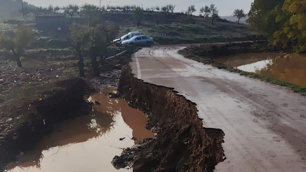 La carretera que da acceso a Cimballa es la que presenta peor estado tras el paso de la DANA.