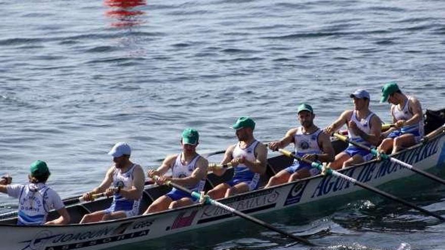 Una trainerilla en pleno esfuerzo en aguas de la ría de Arousa. // FdV