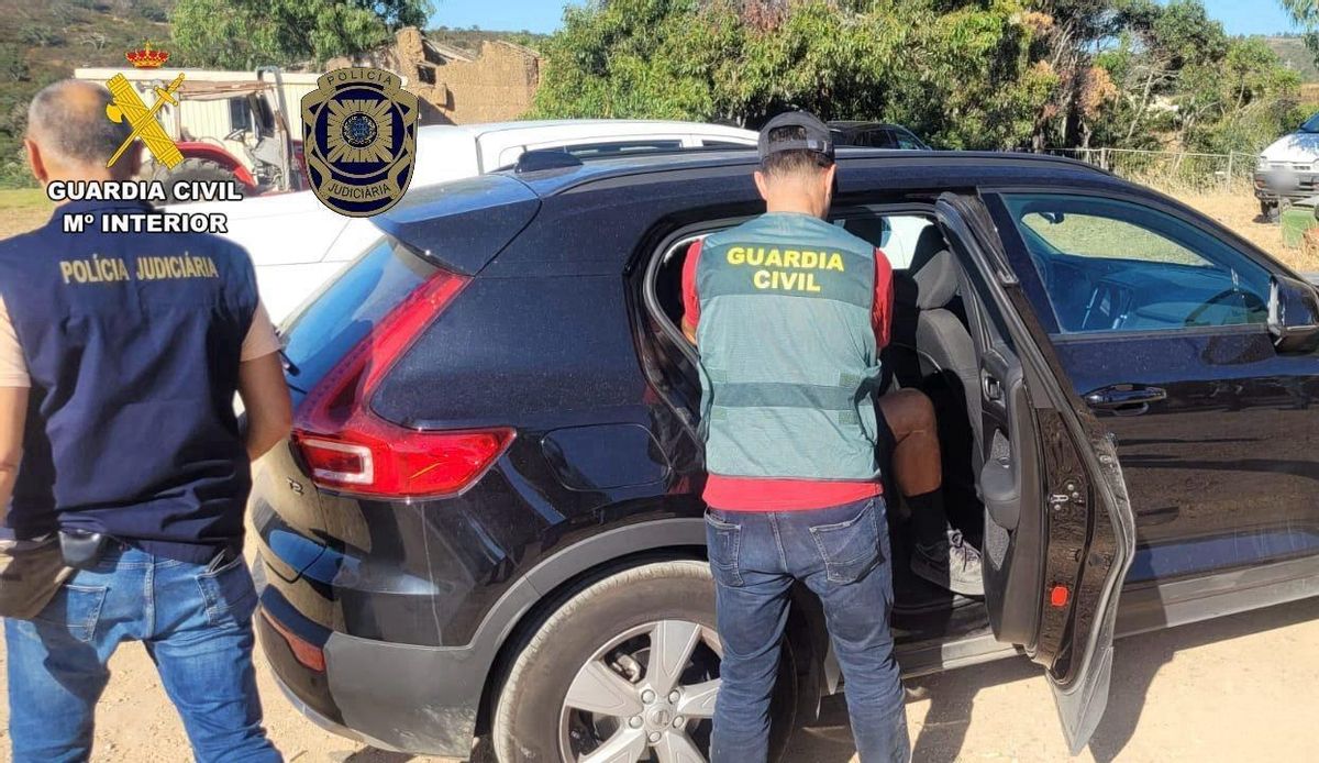 El prófugo, en el interior del coche, con un agente de la Guardia Civil.