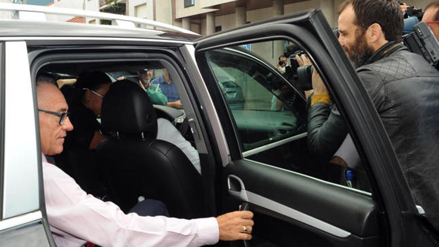 Llegada de la madre de Diana Quer y el abogado de ésta a los juzgados de Ribeira el pasado viernes. // I. Abella