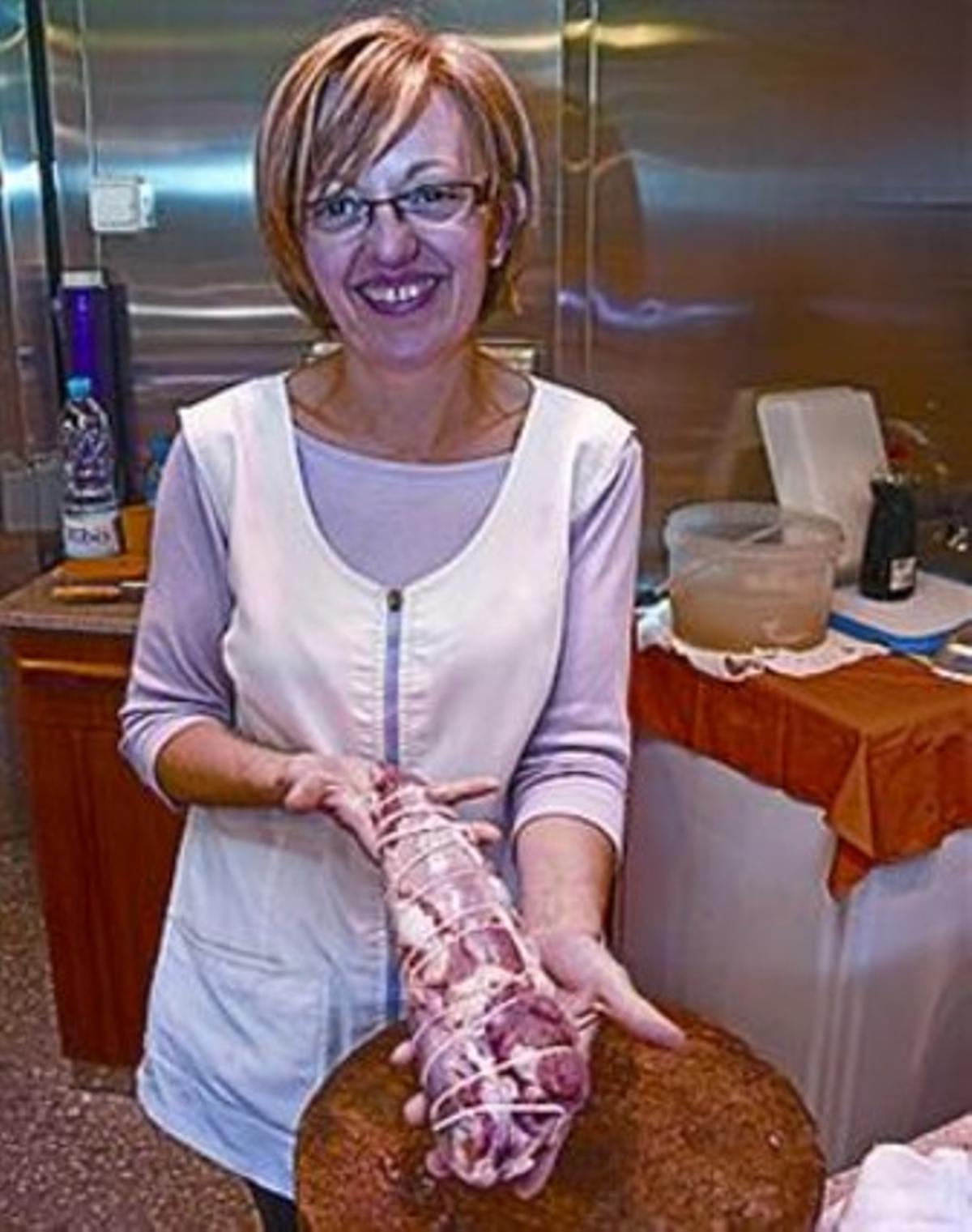 Maria Mercè mostra una peça de carn per al rostit. Maria Mercè mostra una peça de carn per al rostit.