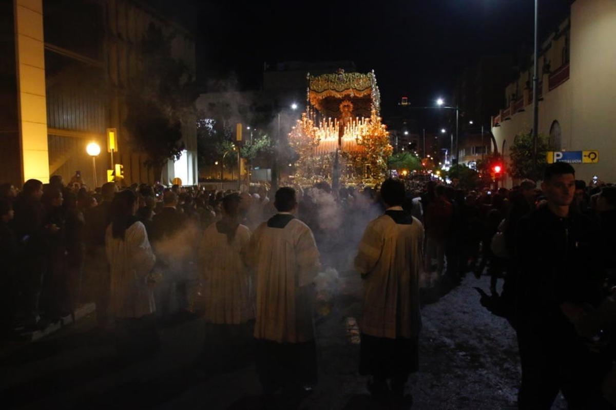 La Virgen de la Esperanza, sobre alfombra de romero.