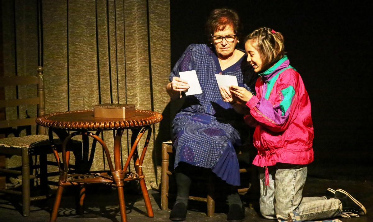 La pequeña Bruna mantiene una tierna relación con su abuela, Joaquima. La pequeña Bruna mantiene una tierna relación con su abuela, Joaquima.