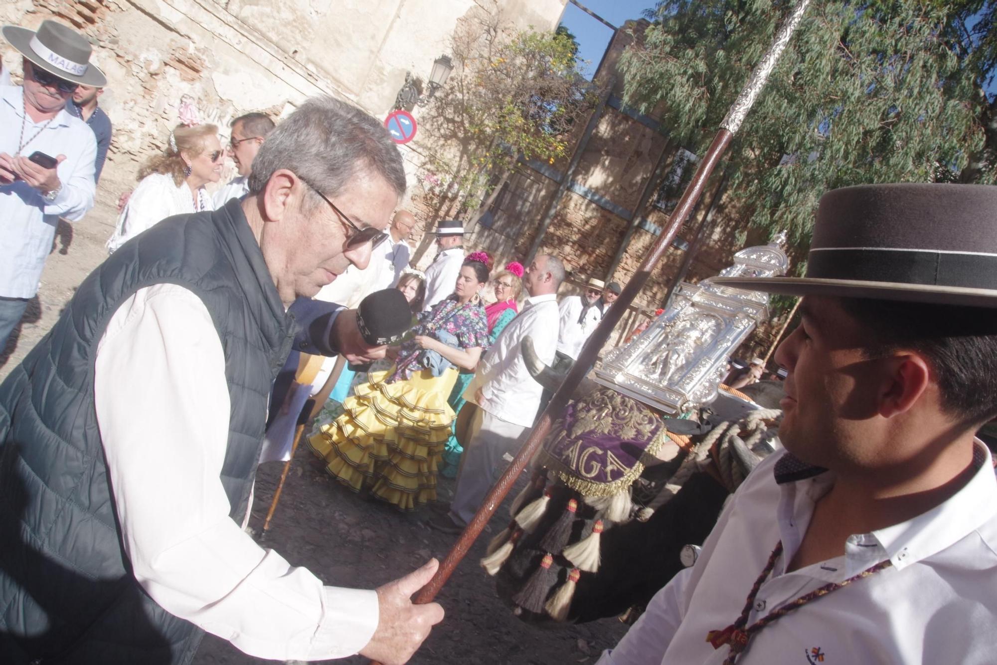 Los romeros de la Hermandad de Málaga han iniciado en la mañana de esta sábado su peregrinaje hasta Almonte para presentarse ante la Virgen del Rocío. La procesión de salida ha partido de su sede canónica y ha recuperado su itinerario tradicional por la calle Carretería, de camino al Santuario de la Victoria