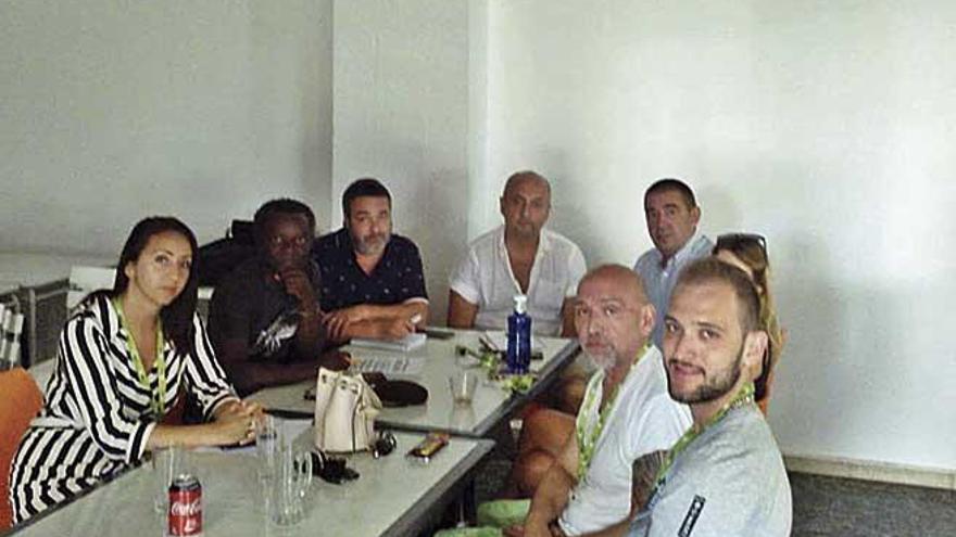 Miembros del comitÃ© de huelga reunidos con Guillem Balboa y Joan Collet de MÃ©s.