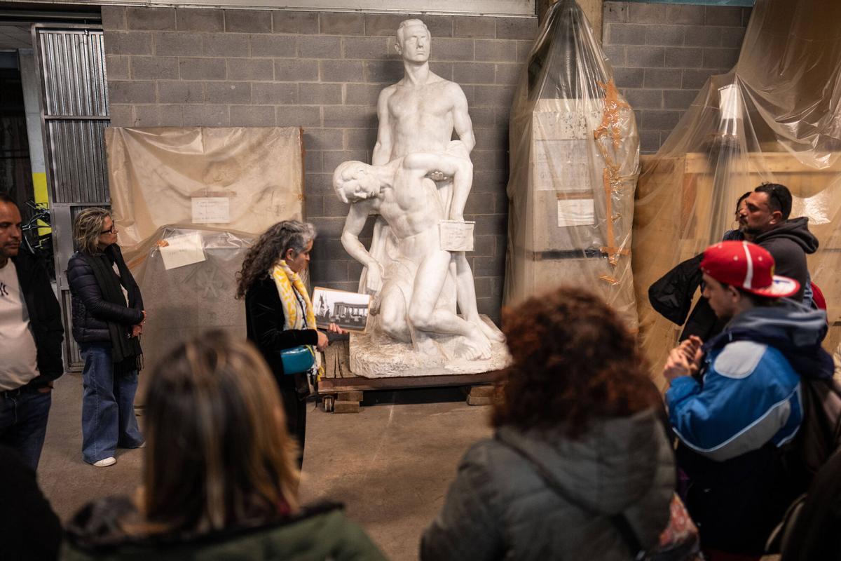 Imágenes de Almacén de Arte Público de Canyelles , durante la primera visita del mini festival OpenBarri.