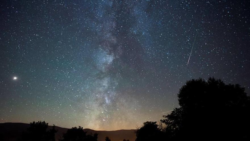 Los asistentes se agruparon para ver con telescopios la lluvia de estrellas. L. O.