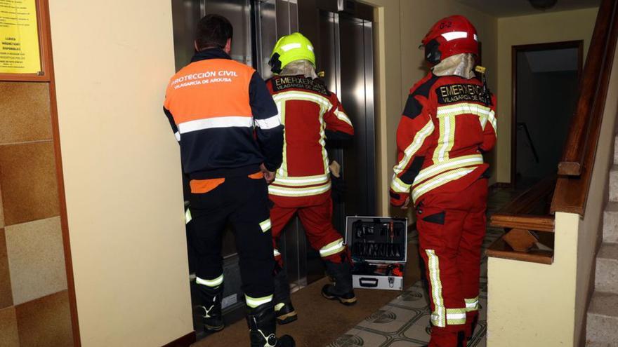 Emerxencias de Vilagarcía actúa en un ascensor.