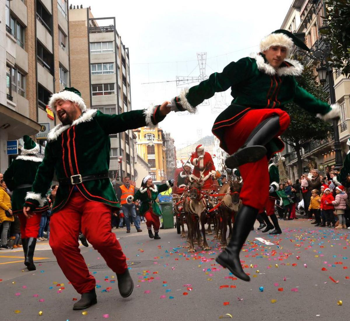Elfos saltando durante el desfile de Papá Noel. | Miki López