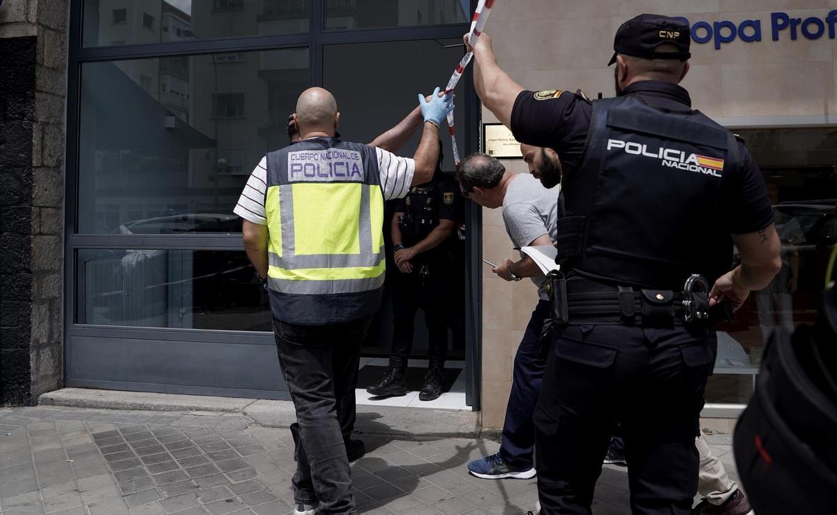 Los Policías entran en el portal donde han aparecido tres muertos por disparos en Madrid.