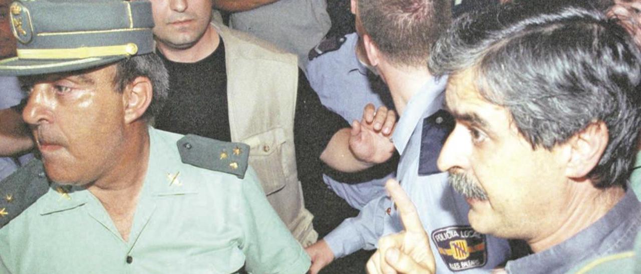 Eduard Servera, protegido por la Guardia Civil en 2000.