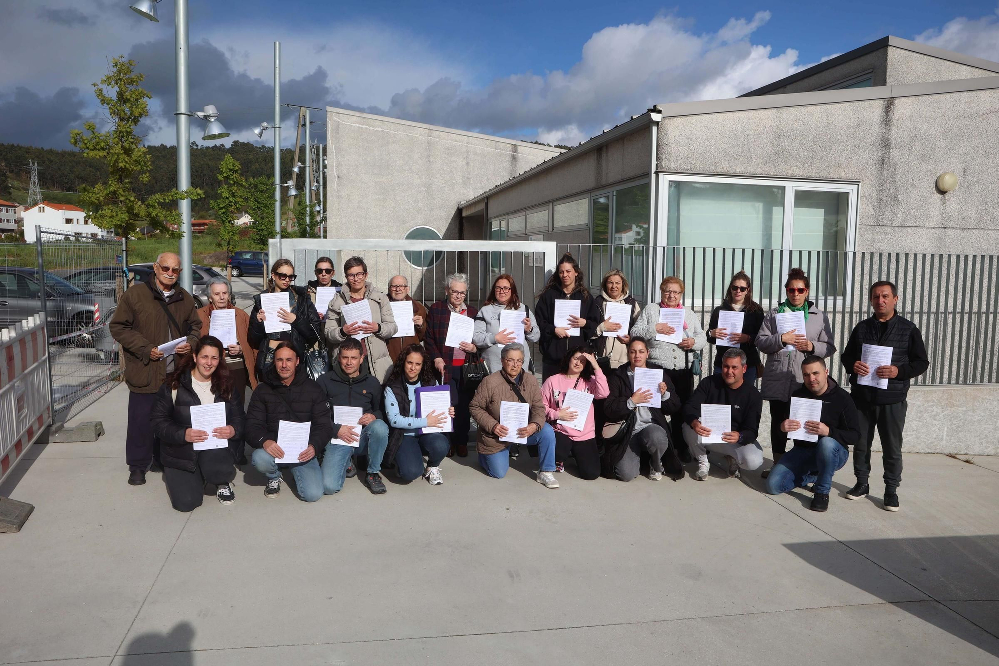 Padres y madres se manifiestan por la insuficiencia de plazas en el comedor del colegio de Galán, en Arteixo