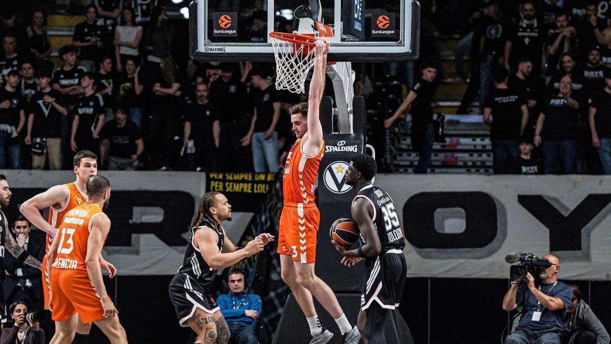 Reuvers, colosal, en una acción ante la Virtus