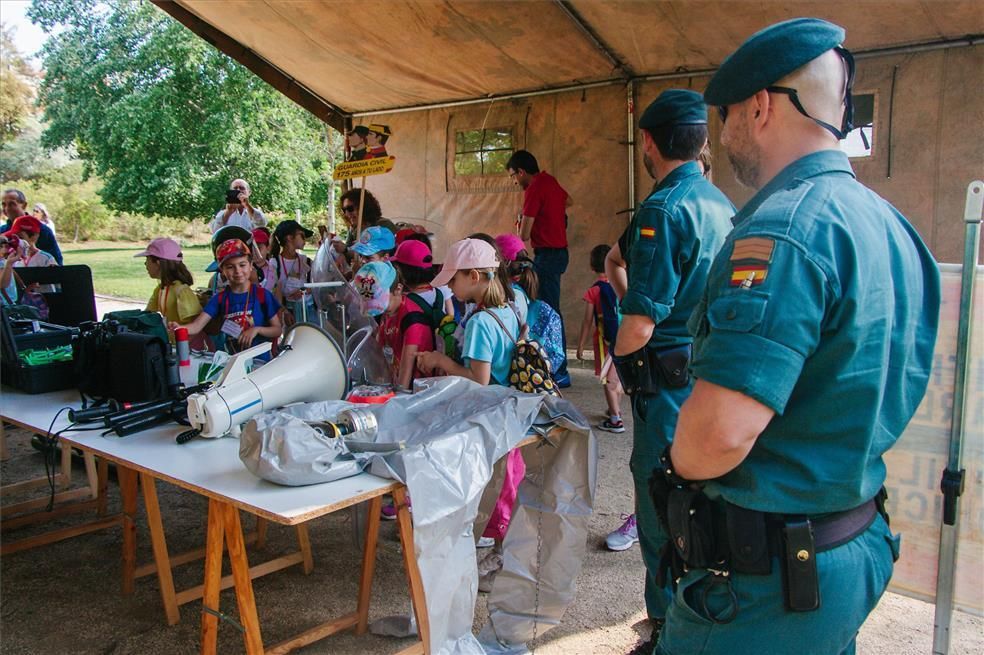 La Guardia Civil se rodea de niños en Cáceres