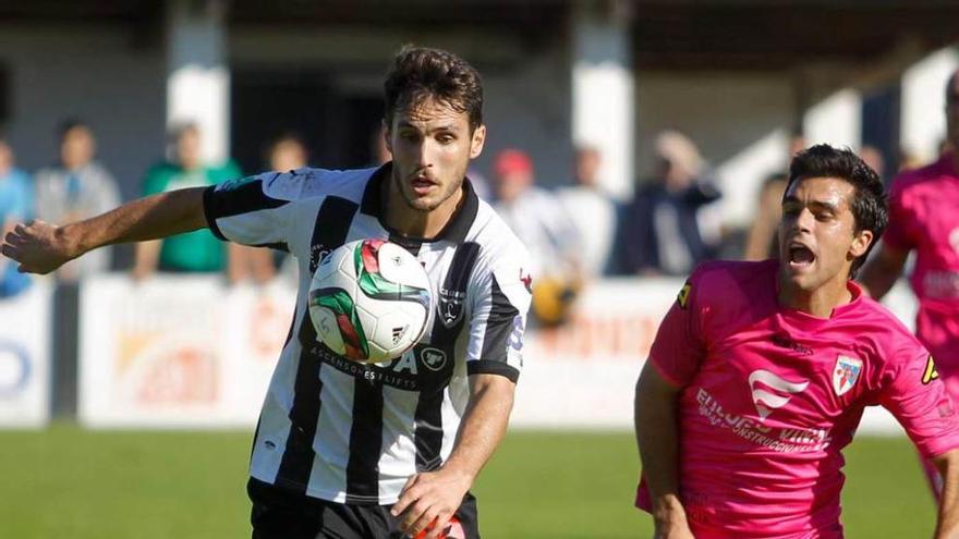 Pablo Espina, con el balón, en el partido ante el Compostela.