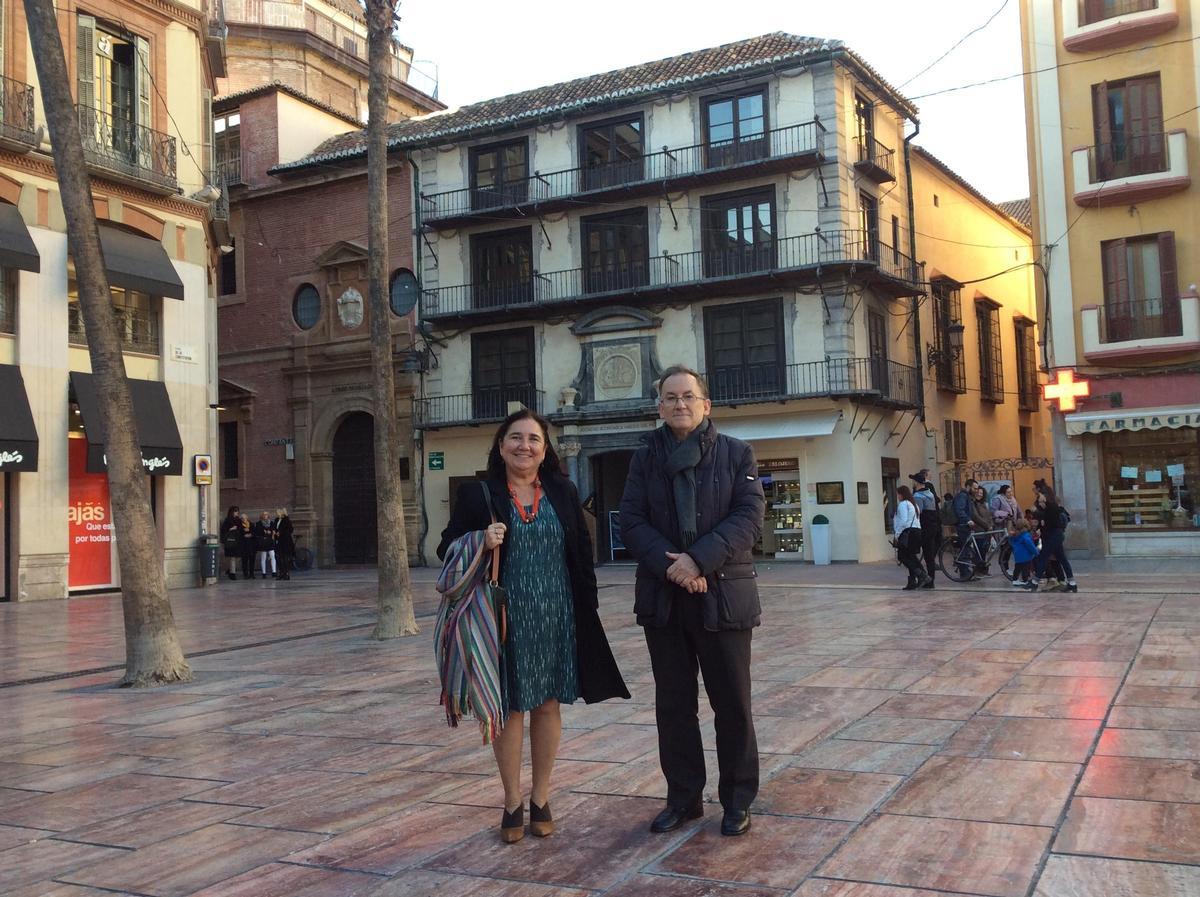 Esther Cruces y Fernando Orellana, presidente Academia Malagueña de Ciencias, delante de la antigua sede de la Academia, en 2019.