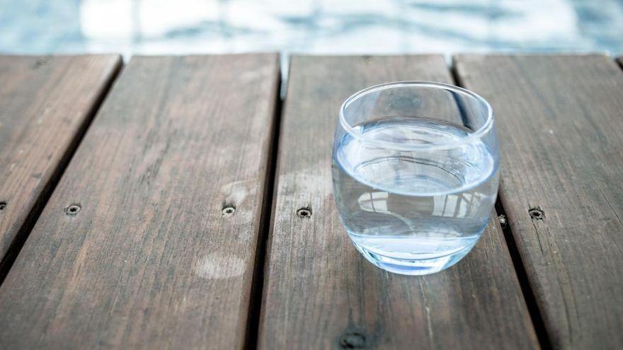 El producto con el que podrás quitar las manchas del paso del tiempo en tus vasos y en la vajilla